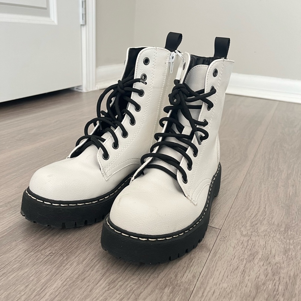 Combat boots